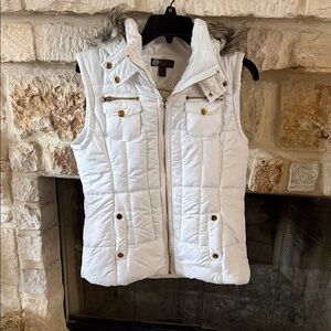 Elegant White Quilted Vest with Faux Fur Trim